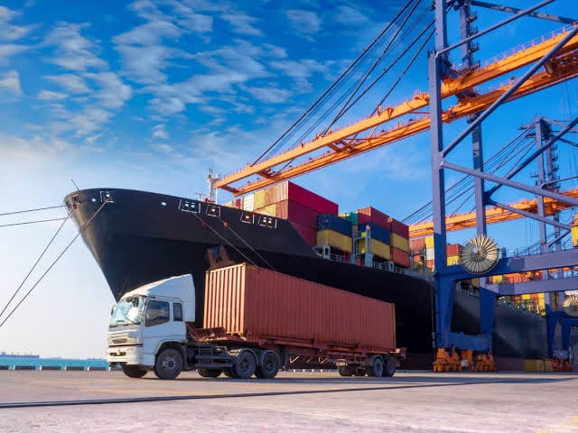 Chargement de conteneurs au port : navire porte-conteneurs et camion