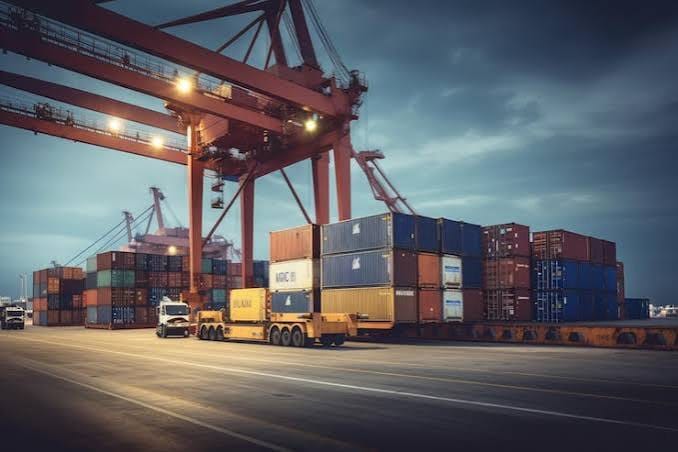 Terminal à conteneurs et portiques de manutention portuaire
